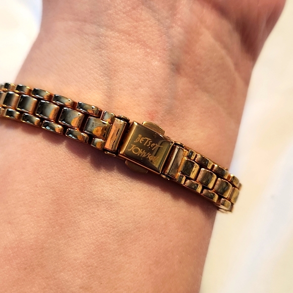 Betsey Johnson small gold watch - Picture 4 of 4